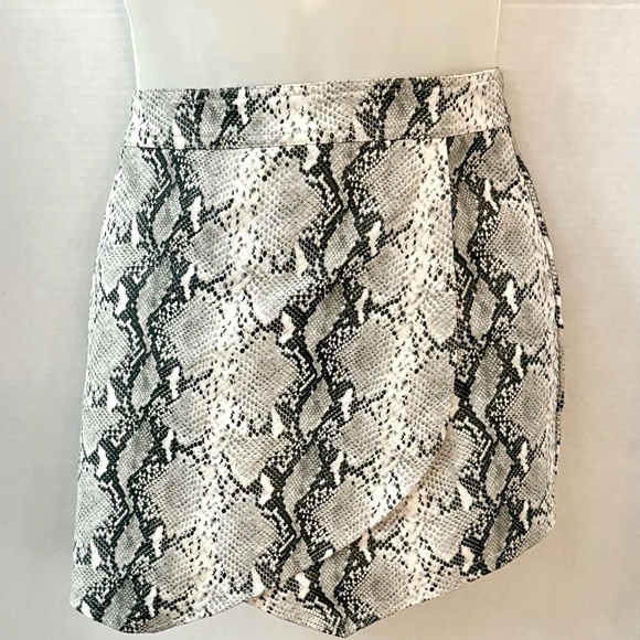 Cloud Ten Women’s Wrap Hem Envelope Mini Skort - Python Print - Large - Picture 1 of 13